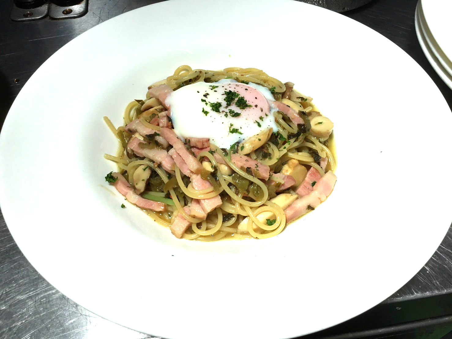 高菜と厚切りベーコンの和風パスタ 半熟玉子添え