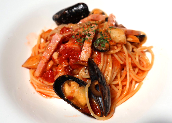 ムール貝と黒オリーブのトマトパスタ