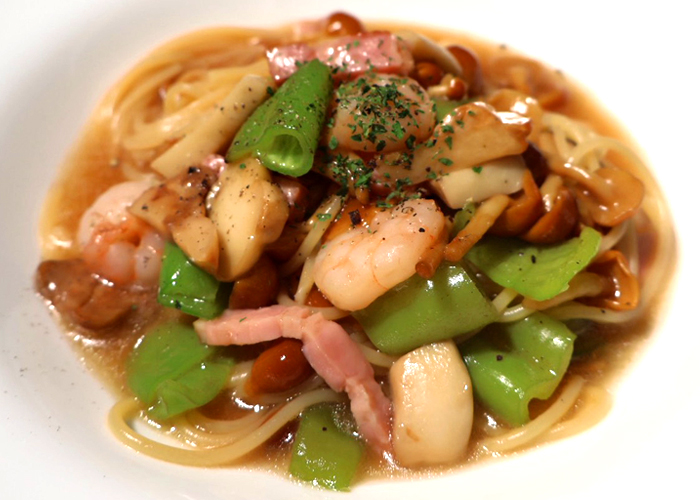 海老となめこ、旬野菜の和風パスタ