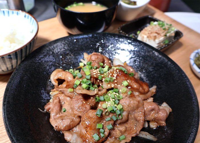 国産豚カタロースのしょうが焼き定食