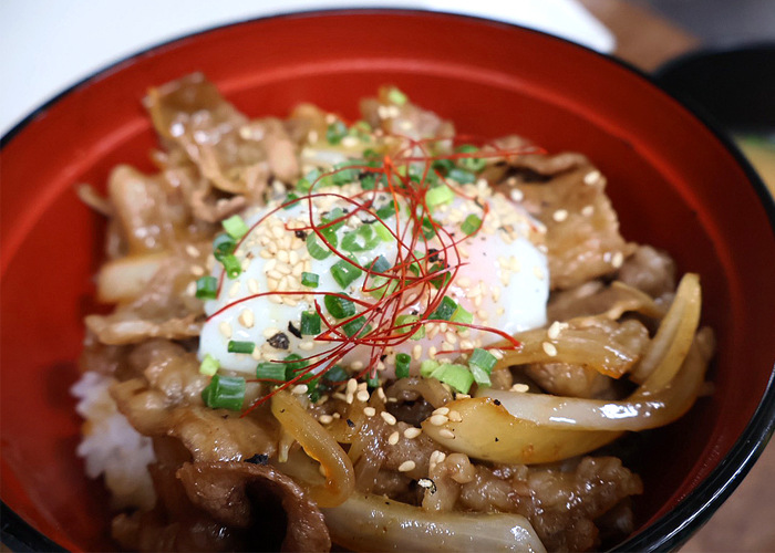 牛バラ肉と玉ねぎのスタミナ丼セット温泉玉子添え