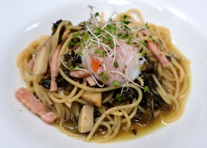 厚切りベーコンと高菜の和風パスタ 半熟玉子添え
