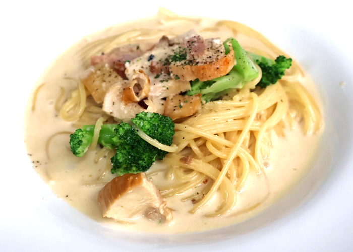 有田鶏ムネ肉とブロッコリーのクリームパスタ